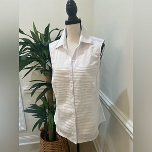 EUC ZOE & RACHEL Buttoned sleeveless top with pleated front .
